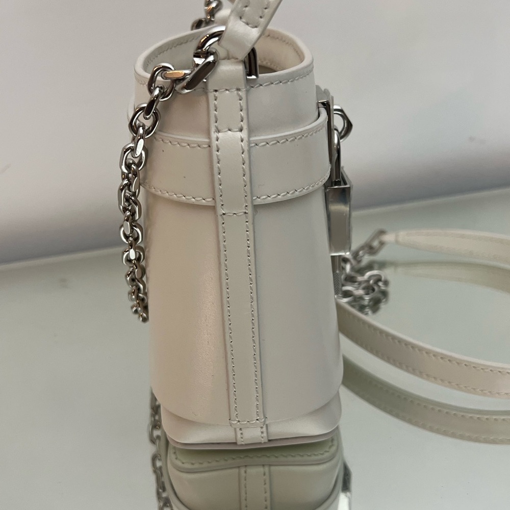 GIVENCHY Micro Shark Lock bucket bag in Box leather Ivory - Picture 4 of 16